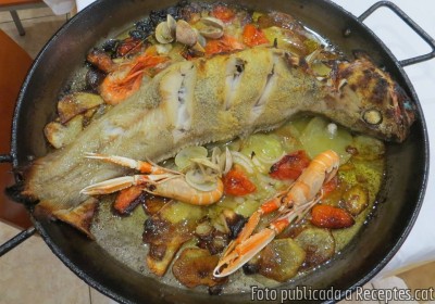 Mòllera roquera al forn amb marisc d’acompanyament